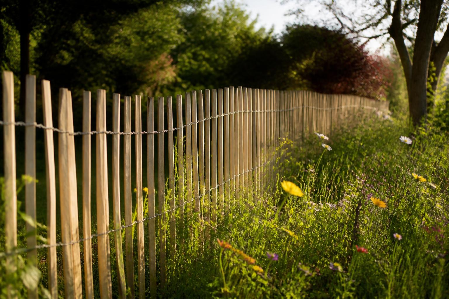 découvrez les avantages d'une clôture ganivelle par rapport à une clôture grillagée : esthétisme naturel, respect de l'environnement et protection efficace pour votre jardin.