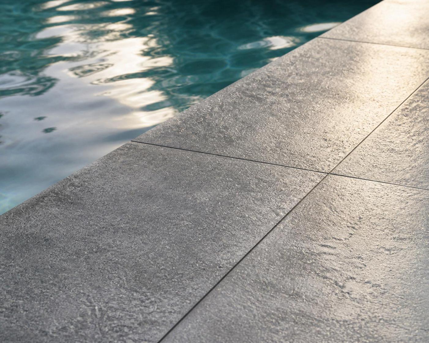 découvrez pourquoi le carrelage gris est idéal pour votre piscine, offrant une résistance optimale face aux variations saisonnières et garantissant durabilité et esthétique toute l'année.