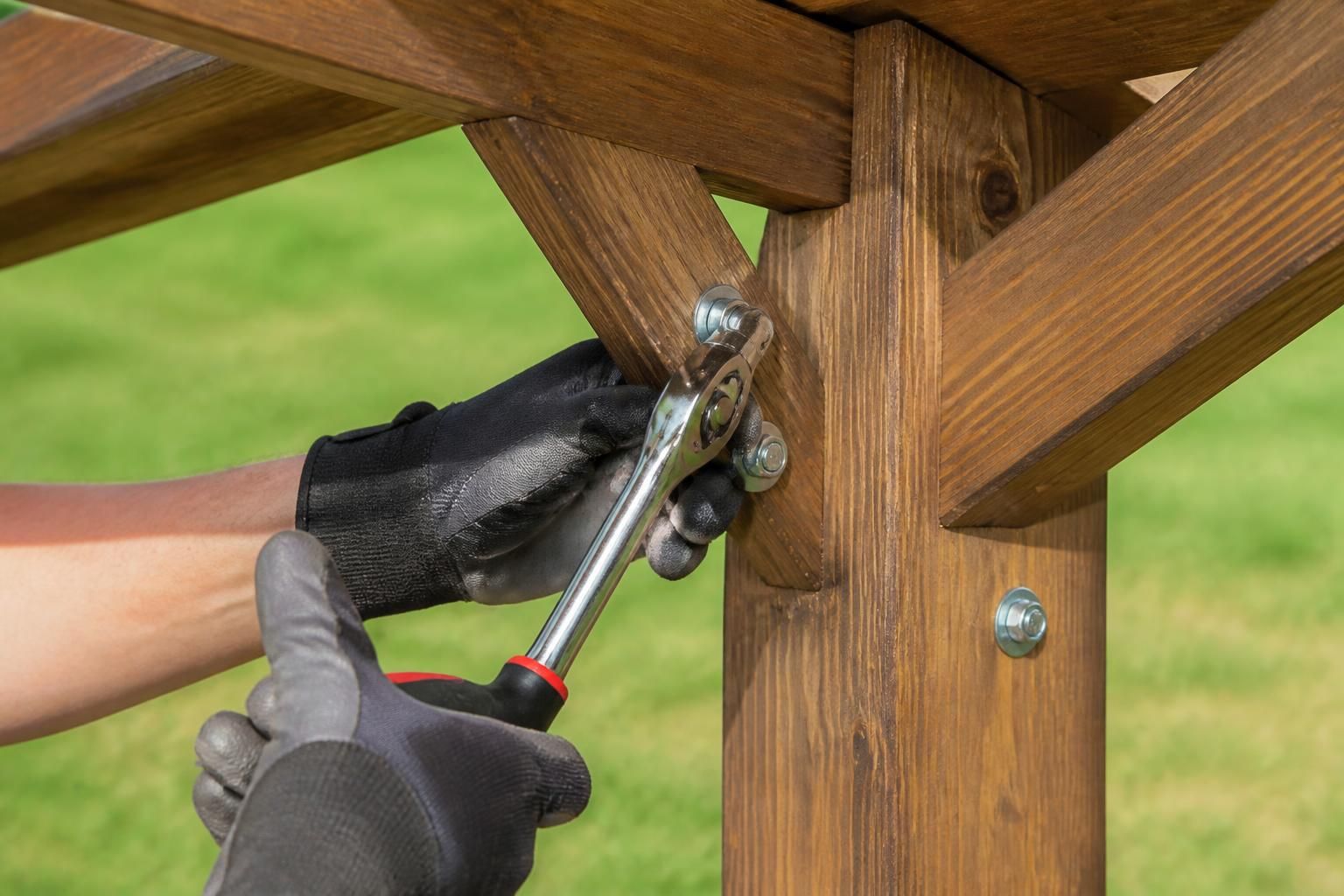 apprenez comment fixer solidement une pergola dans l'herbe grâce à notre guide pratique. découvrez des astuces et conseils pour une installation durable et sécurisée.