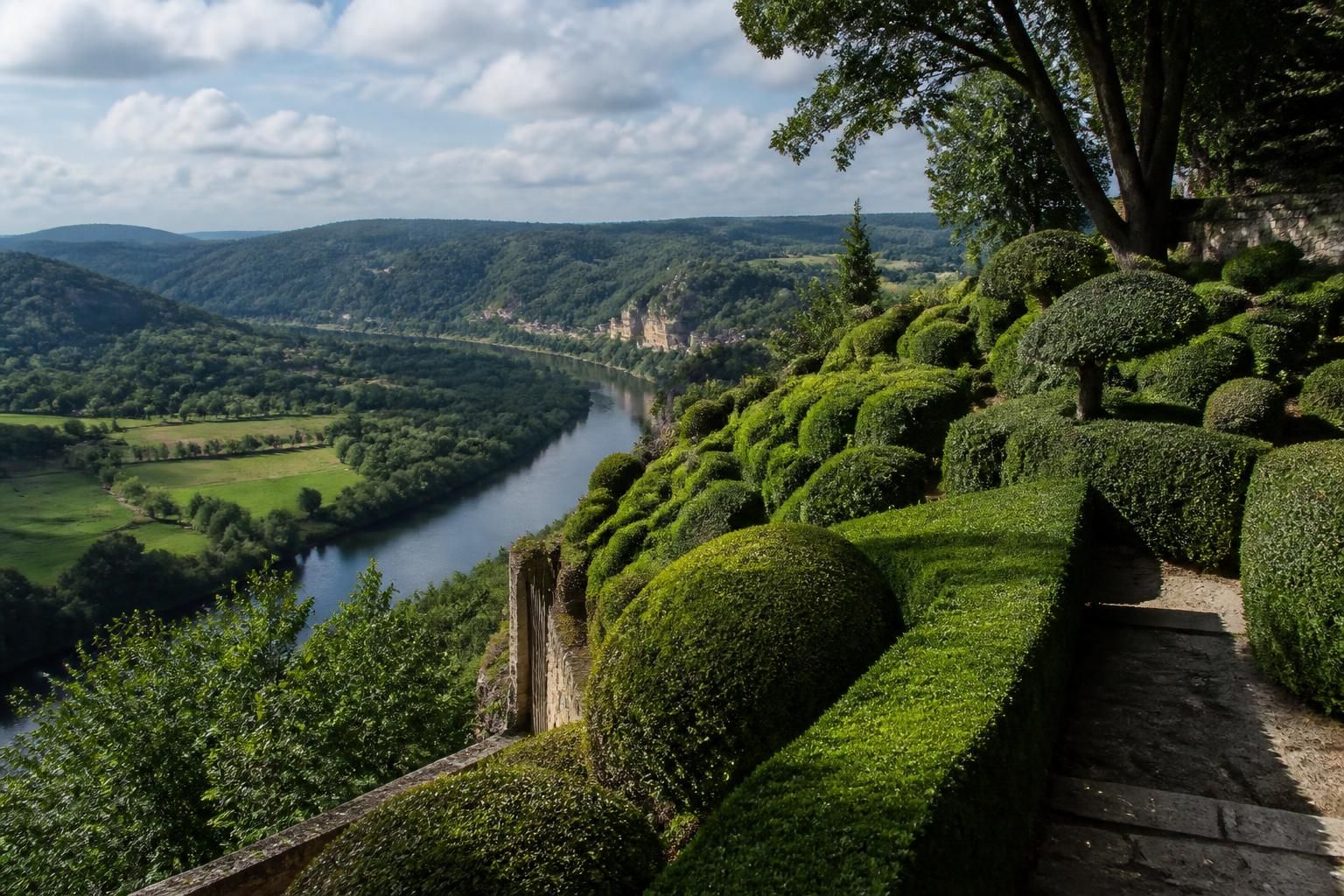 découvrez les jardins de marqueyssac, un site exceptionnel de 22 hectares offrant un panorama unique sur la dordogne. promenez-vous dans ces jardins suspendus et vivez une expérience inoubliable au cœur de la nature.