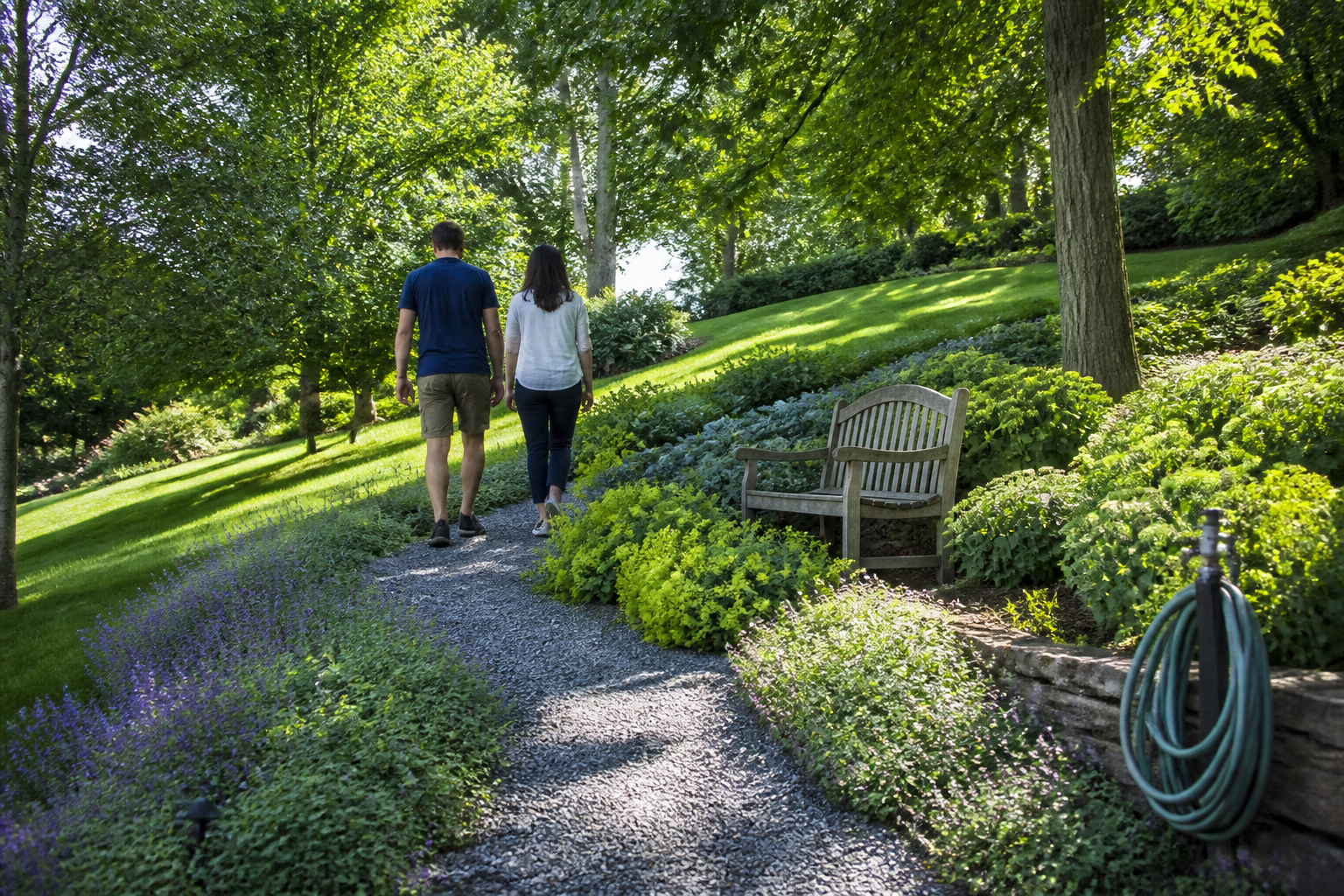 Jardin en pente douce : comment l’aménager sans gros travaux